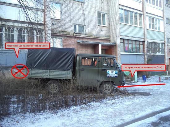 В Костроме служебный УАЗ протаранил жилой дом