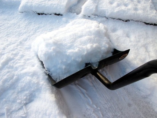 В Лабытнанги жители двух улиц пожаловались на горы снега во дворах