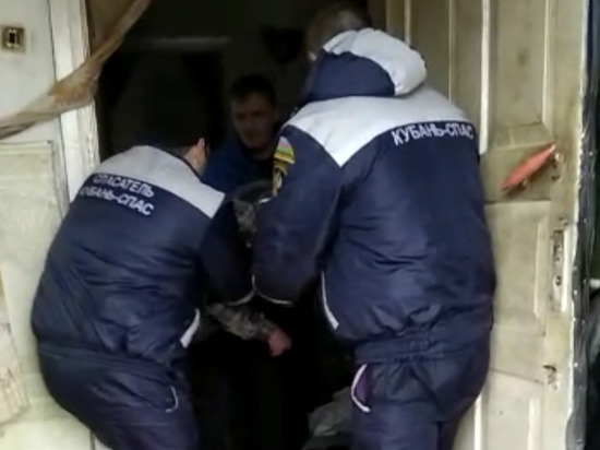 Спасатели на Кубани вскрыли дом, в котором пенсионерка отравилась угарным газом