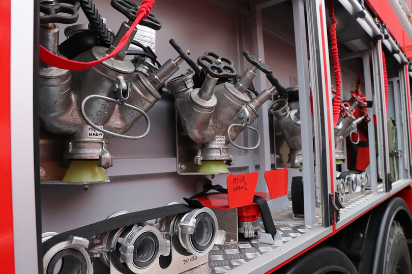 Отсеки пожарного автомобиля. ПТВ пожарного автомобиля. Оборудование пожарной машины. Пожарное оборудование вывозимое на пожарных автомобилях.
