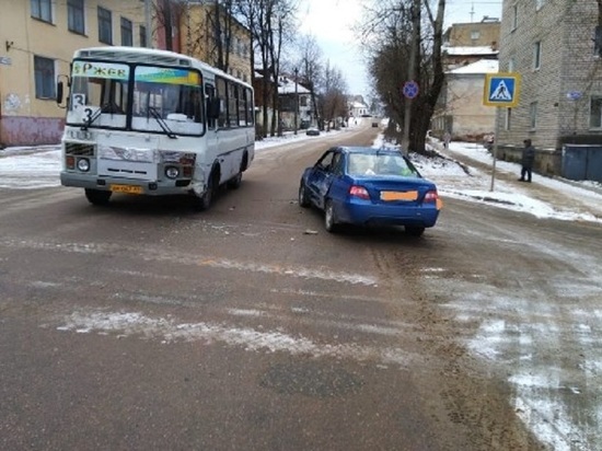 В Тверской области пассажирский автобус попал в ДТП