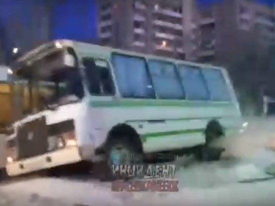 Автобус в Краснокаменске сбил дорожный знак на разделительной полосе