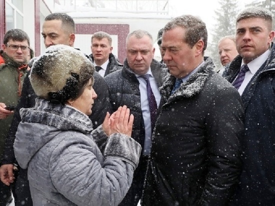 Упавшая в ноги Медведеву алтайская сельчанка хочет стать депутатом