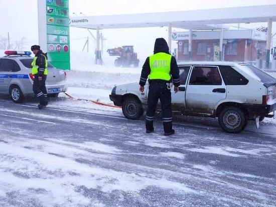 На трассе «Оренбург-Орск» застрял водитель