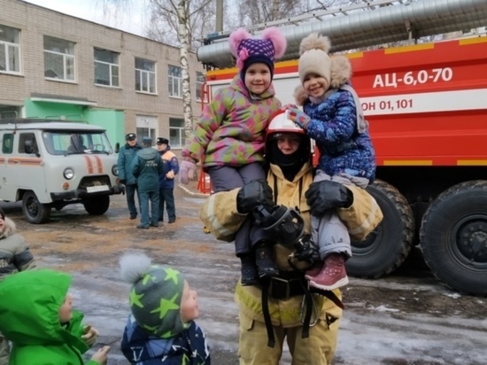 Ивановские пожарные рассказали дошколятам, как устроен гидрант