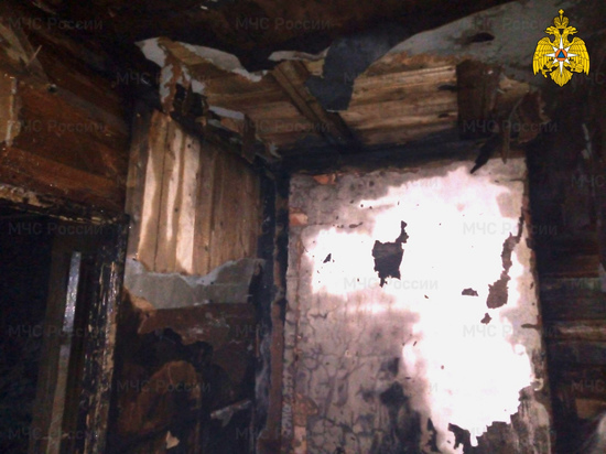 В Рославльском районе горел жилой дом