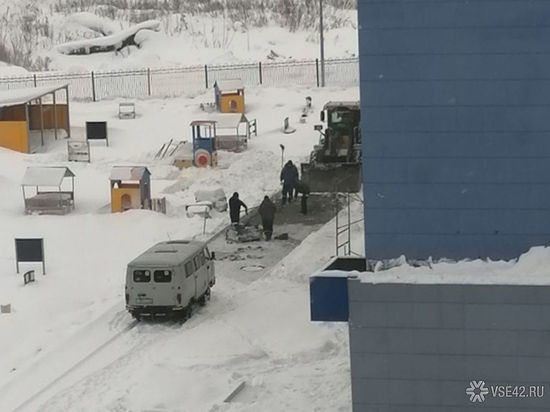 Рабочие в Кемерове укладывали плитку во дворе нового детсада на промёрзшую землю
