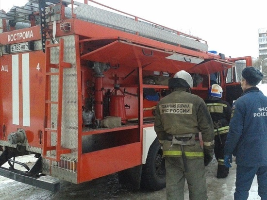 Из-за горящей кровати из дома на улице Полянской сегодня эвакуировали 15 костромичей