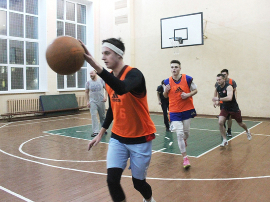 Псковские полицейские сыграли в футбол со студентами