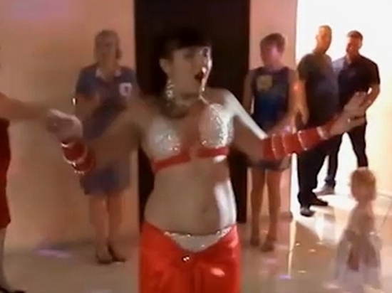 Самарская учительница уволилась после обнародования видео с ее эротическими танцами