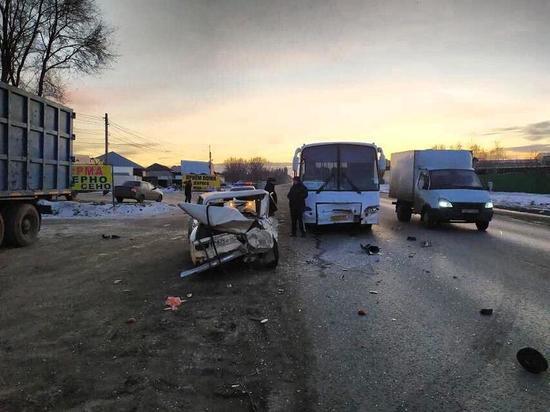Водитель легковушки протаранил автобус и сбежал с места ДТП в Саратове, есть пострадавшие