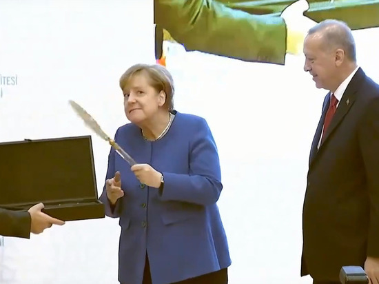 Меркель покривлялась перед подаренным Эрдоганом зеркалом