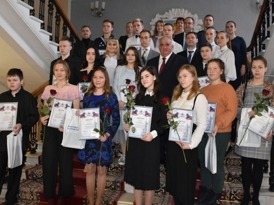 Губернатор Сергей Ситников наградил лучших студентов