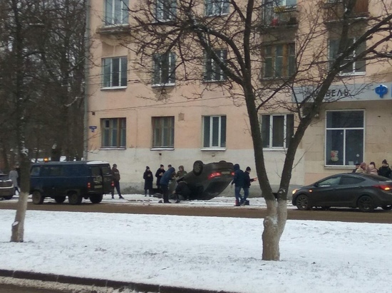 Во Владимире в результате ДТП автомобиль перевернулся на крышу