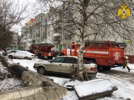 В Брянске из горевшей многоэтажки эвакуировали 10 жильцов и одного спасли