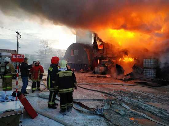 В Екатеринбурге горят склады на улице Автомагистральной