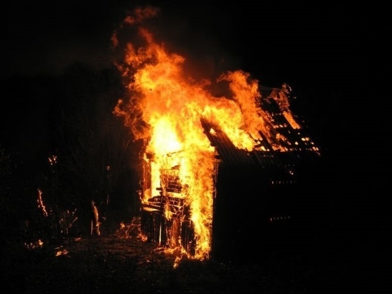 В Ивановской области в ночных пожарах сгорели большой частный дом и автомобиль