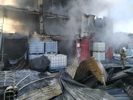 Пожарные справились с огнем на складах в Екатеринбурге