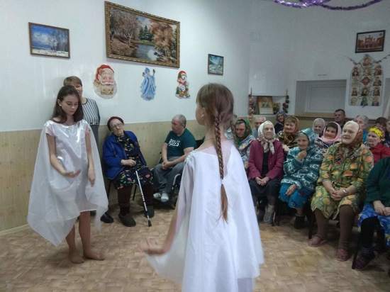 Дети устроили праздник в доме престарелых в Тверской области