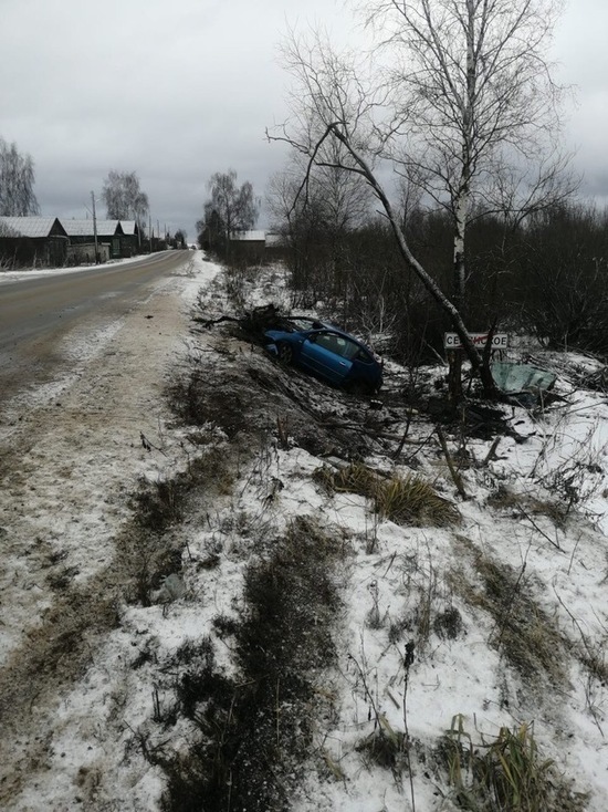 В Тверской области несколько человек пострадали при съезде машины в кювет