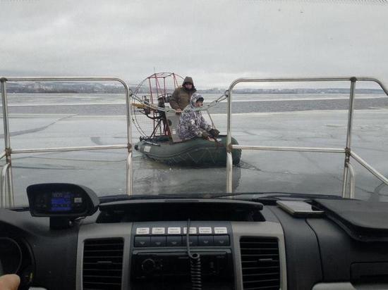 Двух рыбаков, застрявших в полынье на Волге на резиновой лодке, спасли в Саратове