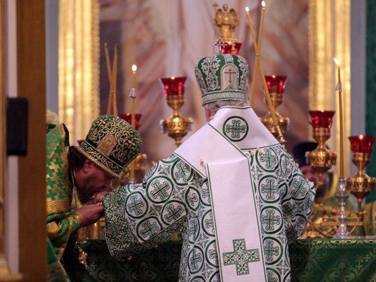 В РПЦ назвали золотые рясы священников "культурным наследием"