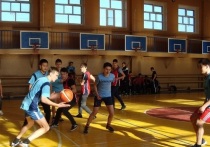 Калмыкия: яшалтинские дети играют в теннис, футбол, баскетбол