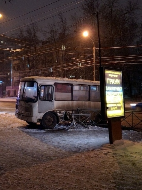 В Костроме рейсовый автобус снес ограждения и вылетел на тротуар