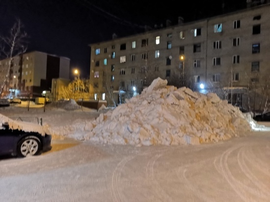 Житель Лабытнанги пожаловался на огромные насыпи снега во дворе