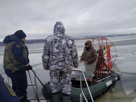 Экстремалы на резиновой лодке безуспешно попытались преодолеть Волгу в районе Саратова