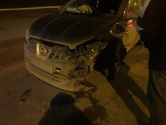У попавшей в ДТП под Саратовом легковушки оторвало колесо