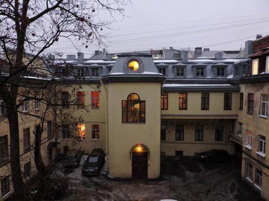 Обиженные гастарбайтеры испортили фасад дома Корфа на Почтамтской