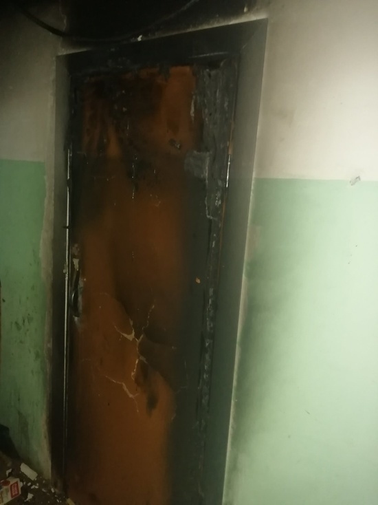 Входную дверь сожгли в многоэтажке в Калуге