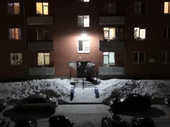 Снежная лавина проломила козырек подъезда в Бийске