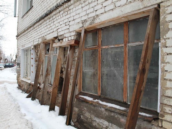 В Кирове стена жилого дома 3 года держится на подпорках