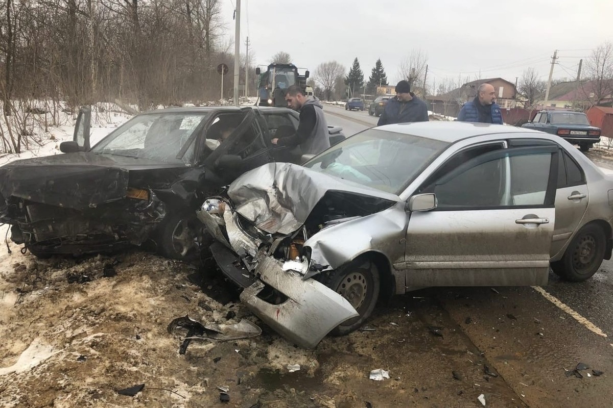 Под Тулой Mitsubishi Lancer на встречке влетел в Chery Amule - МК Тула