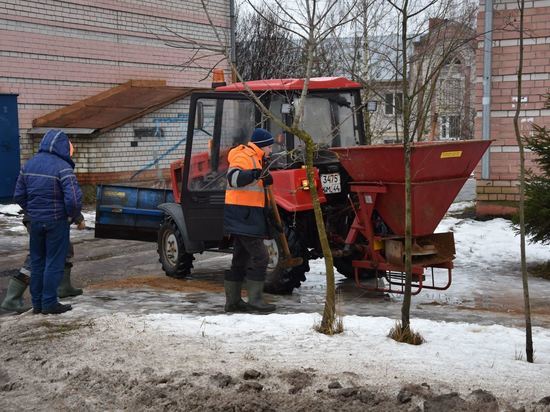 Круглосуточная работа и сотни тонн песчаной смеси: костромские дорожники придают городу зимний вид
