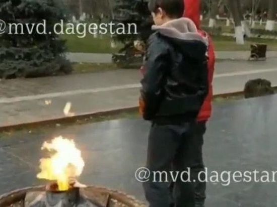 В Дагестане подростки жарили куриные окорочка на Вечном огне