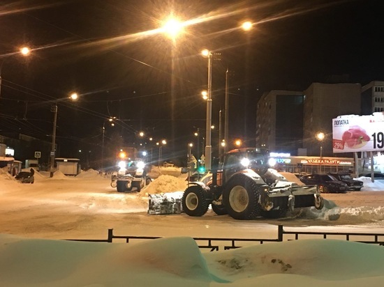 В Мурманске продолжается плановая уборка снега