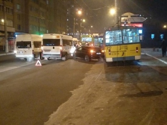 Троллейбус, иномарка и маршрутки столкнулись в центре Читы