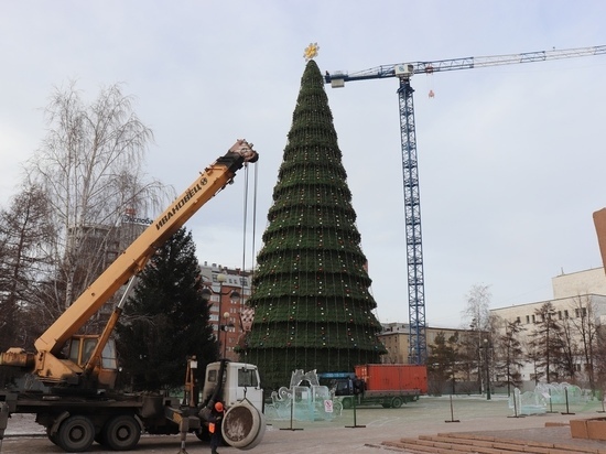 В Красноярске начали разбирать праздничные елки