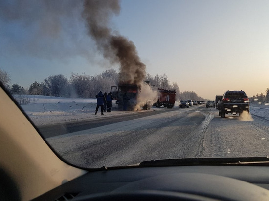 На Окружном шоссе в Архангельске возгорелся «КамАЗ»