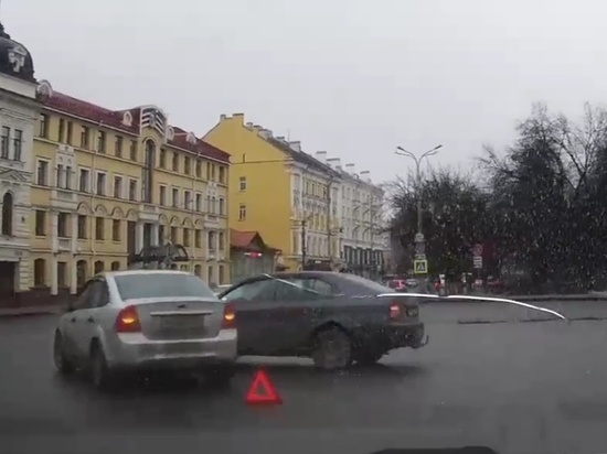 Возле ЦУМа в Пскове столкнулись Skoda и Ford