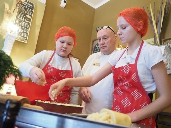 Шеф-повар из Голландии научил двух юных калужанок готовить
