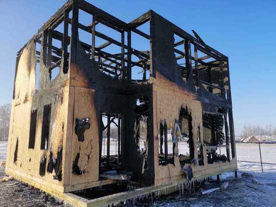 Строящийся дом сгорел в Марий Эл