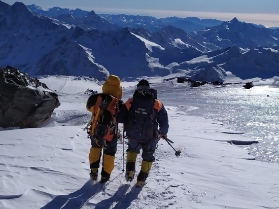 С Эльбруса эвакуировали двух альпинистов из Греции