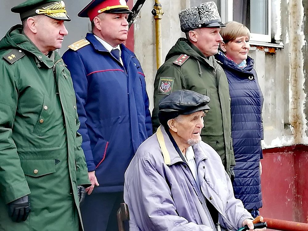 В Смоленске устроили парад для одного ветерана