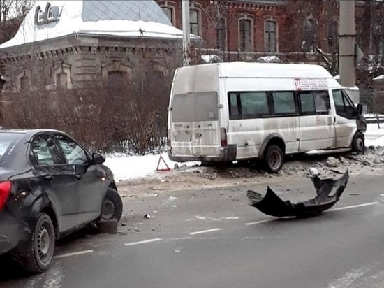 В Иванове водитель маршрутки, въехавшей в столб, уверял полицейских, что это не маршрутка