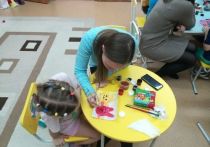 Дети вместе с «особенными» сверстниками занимаются арт-терапией