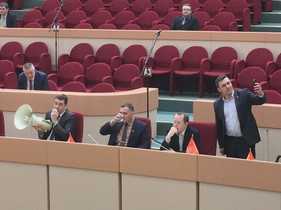 Депутат с громкоговорителем сорвал заседание Саратовской областной думы